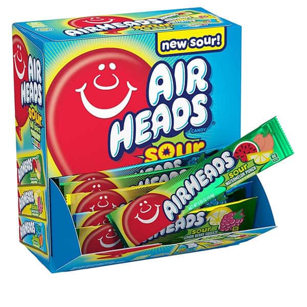 Sočne amidonske sladkarije AIR HEADS SOUR z okusom limone in grozdja, pakirane v atraktivnih škatlicah, idealne za sladko osvežitev in zabavo.