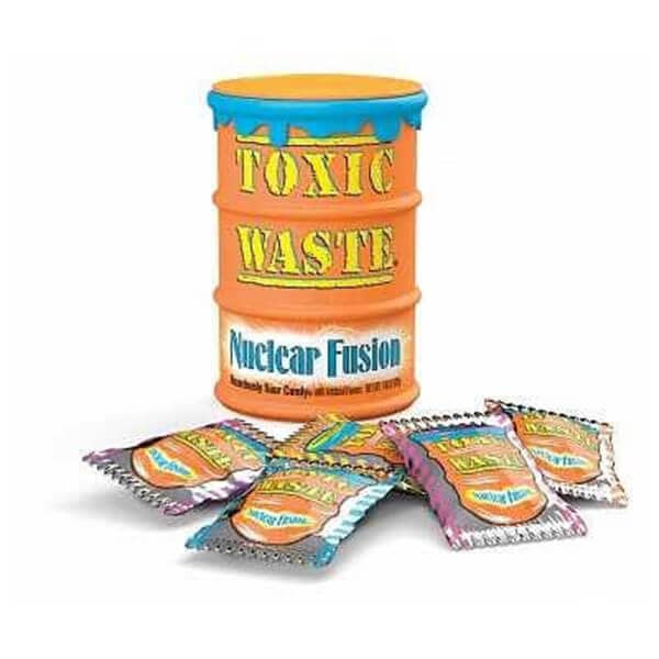 Varnostna plastenka z oznako nevarnih odpadkov in majhni paketi z oznako za nevarne kemikalije, namenjeni zavržku kemičnih odpadkov.