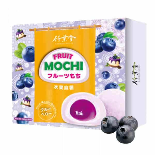 Slika paketa sladoleda mochi z okusom borovnic, belim pranom in vijolično globino, prikazuje okusno in osvežilno sladico s sadnim okrasjem, idealno za ljubitelje kitajskih sladic.