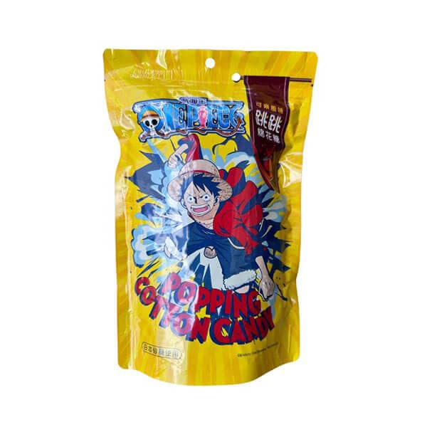 Slika sladkarij v pisani embalaži z motivom japonskega risanega like Luffy iz One Piece, primerno za ljubitelje ameriških dobrot in sodobnih sladkarij.